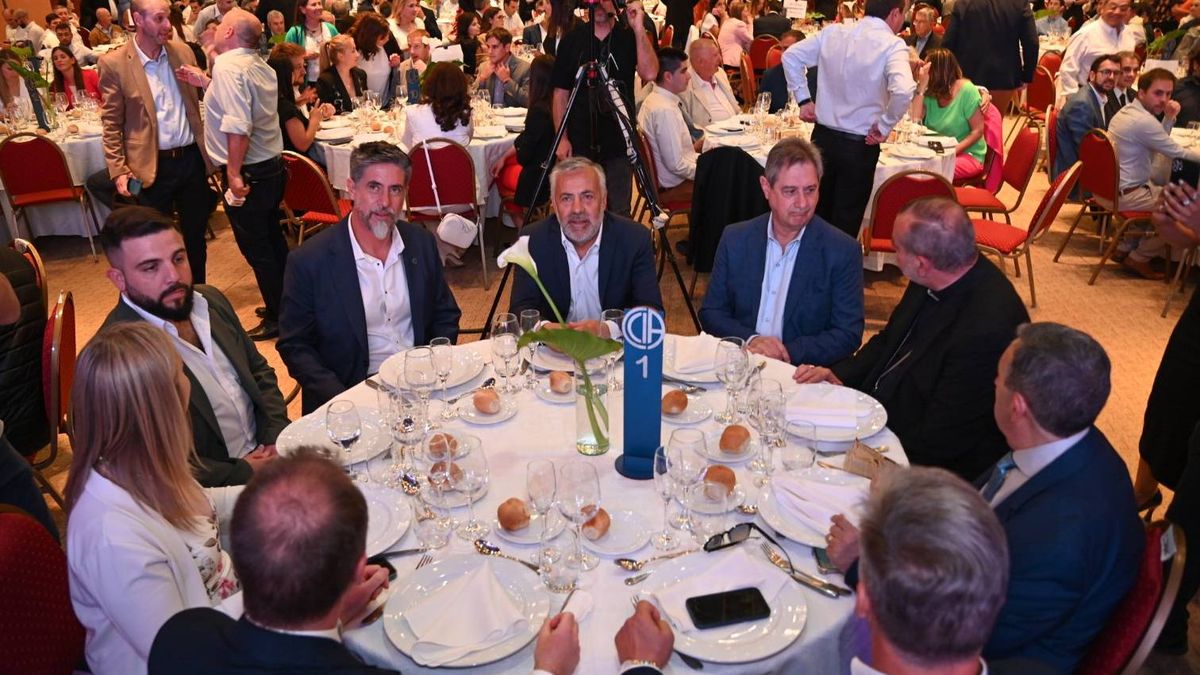 Alfredo Cornejo junto al intendente de San Rafael, Omar Félix, en el Almuerzo de las Fuerzas Vivas.