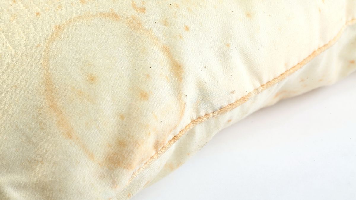 Recupera la almohada de tu cama y elimina por completo las manchas amarillas con este truco casero de limpieza. Recupera la almohada de tu cama y elimina por completo las manchas amarillas con este truco casero de limpieza.