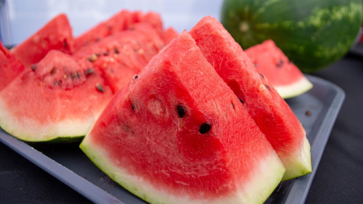 La sandía es una fruta muy consumida en verano en Argentina y se destaca por su sabor refrescante.