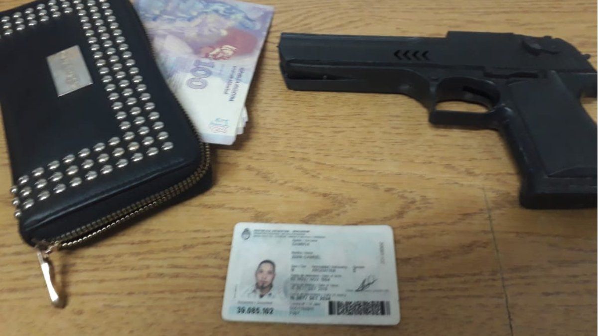 Robos agravados. Un joven asaltante sorprendió a la cliente de una heladería en Godoy Cruz y le robó su billetera. Fue perseguido por la víctima y atrapado por la policía, que le encontró lo robado y una réplica de pistola de plástico.