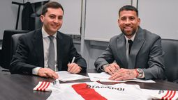 El titular de River, Stefano Di Carlo, sonrie junto a Otamendi. El titular de River, Stefano Di Carlo, sonrie junto a Otamendi.