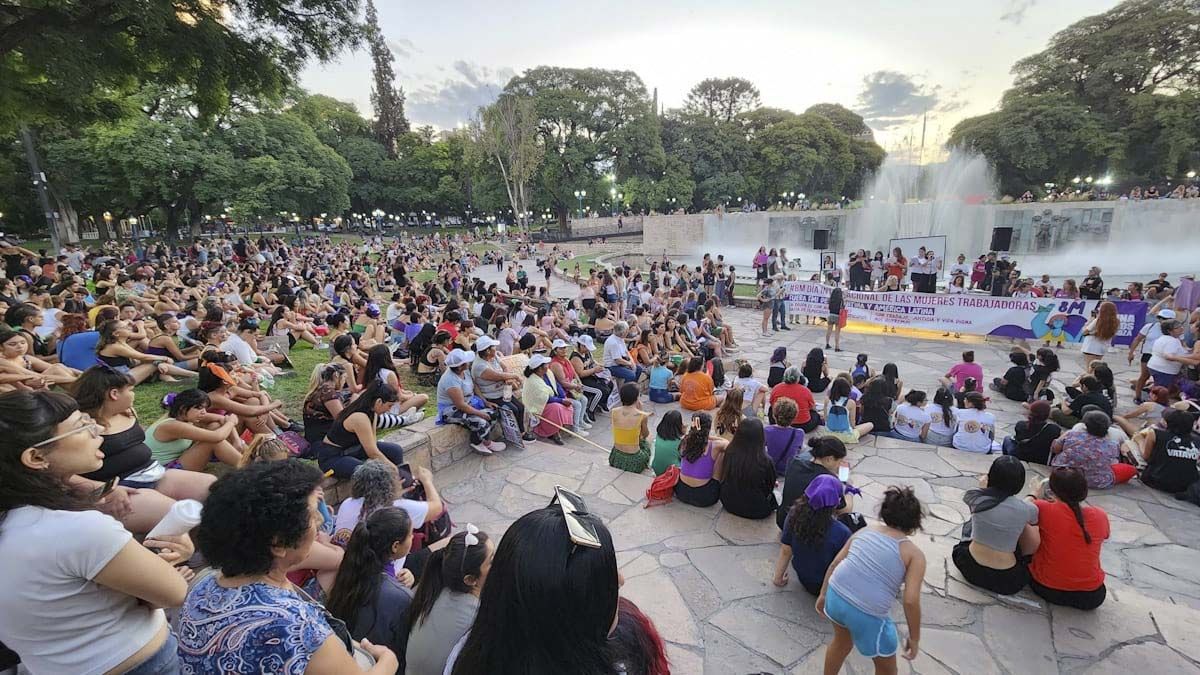 La jornada por el Día Internacional de la Mujer culminó en la Plaza Independencia.