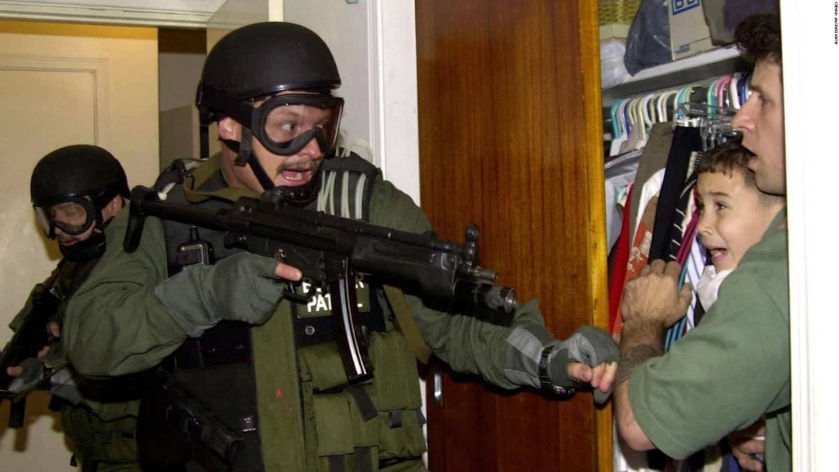 A más de 20 años de la fotografía del balserito, así se ve hoy el niño que sobrevivió a su deportación de Florida