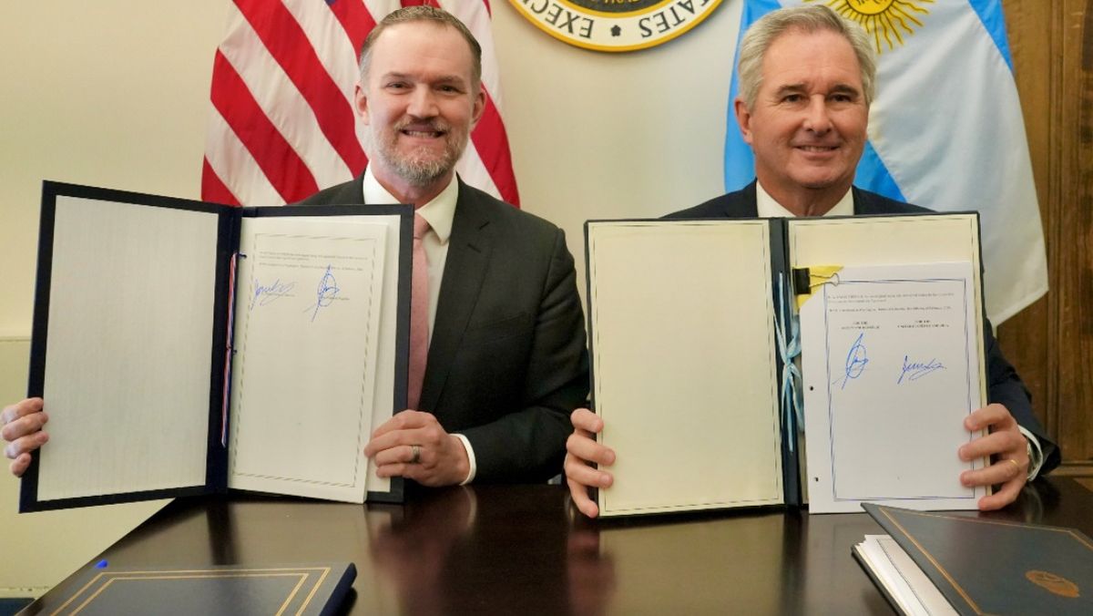 El canciller Pablo Quirno y el representante de Comercio de EE.UU., Jamieson Greer, tras la firma del acuerdo.