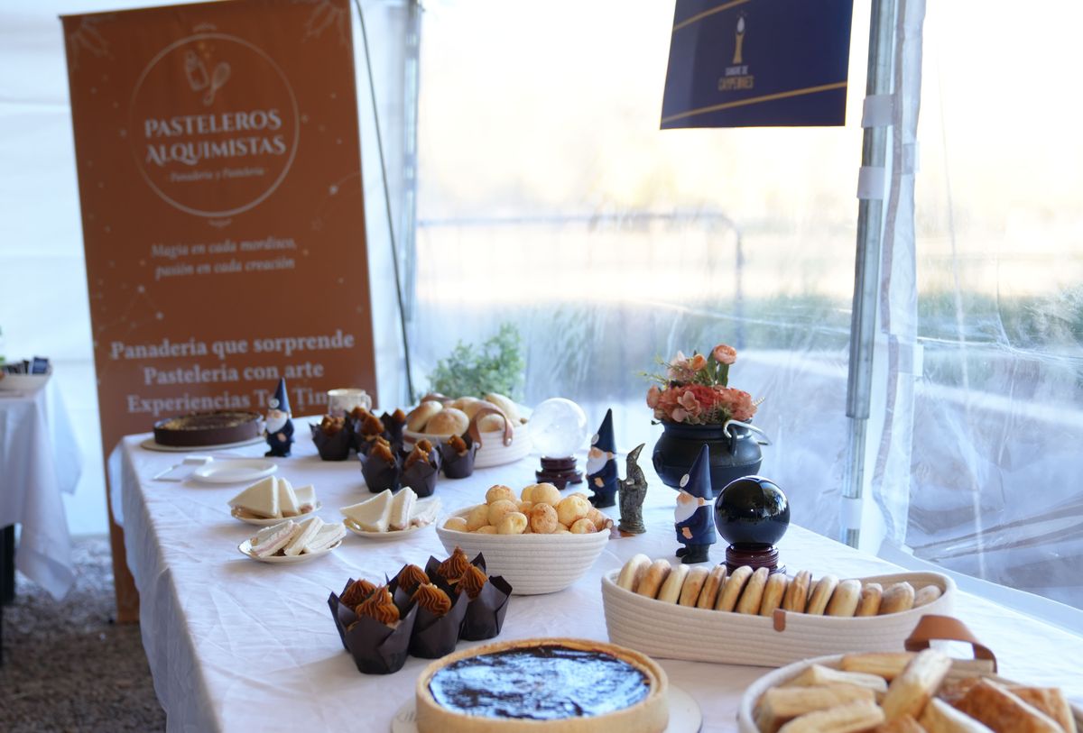 La solidaridad no sólo abarcó a quienes donaron sino también a emprendedores mendocinos como la pastelería "Los Alquimistas" que donaron tiempo, calidez y platos dulces y salados para acompañar a los hinchas antes y después de la extracción. La solidaridad no sólo abarcó a quienes donaron sino también a emprendedores mendocinos como la pastelería "Los Alquimistas" que donaron tiempo, calidez y platos dulces y salados para acompañar a los hinchas antes y después de la extracción.
