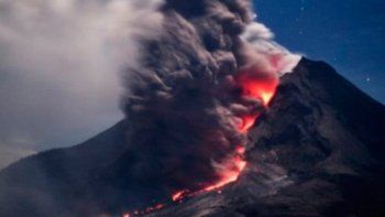 Un volcán en erupción que complica el tránsito aéreo
