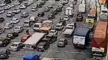 Video: un camión se quedó sin frenos en un peaje y chocó a cinco autos
