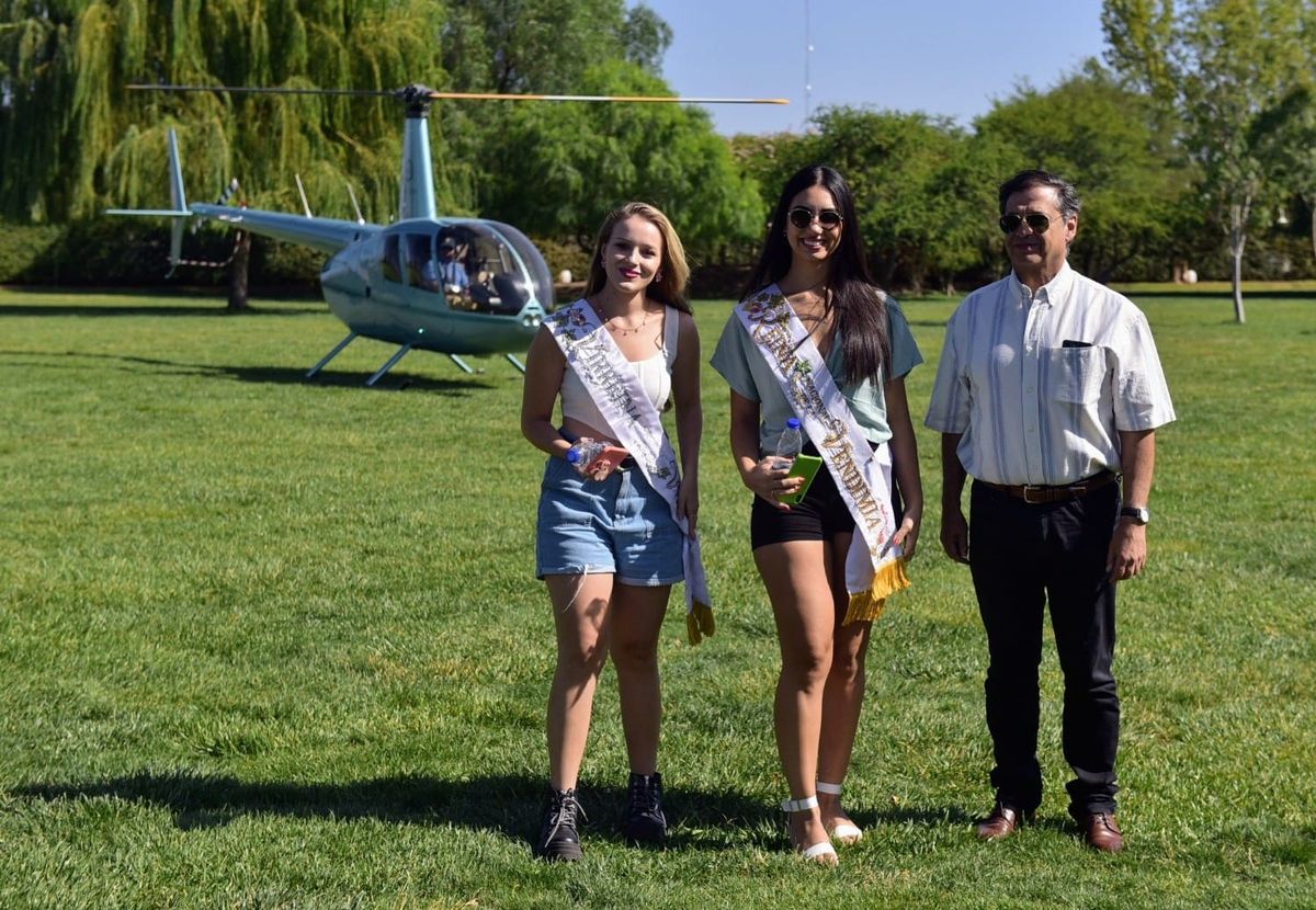 La Virreina y la Reina con Jorge Aguirre Toum, presidente del Club Mendoza de Regatas.