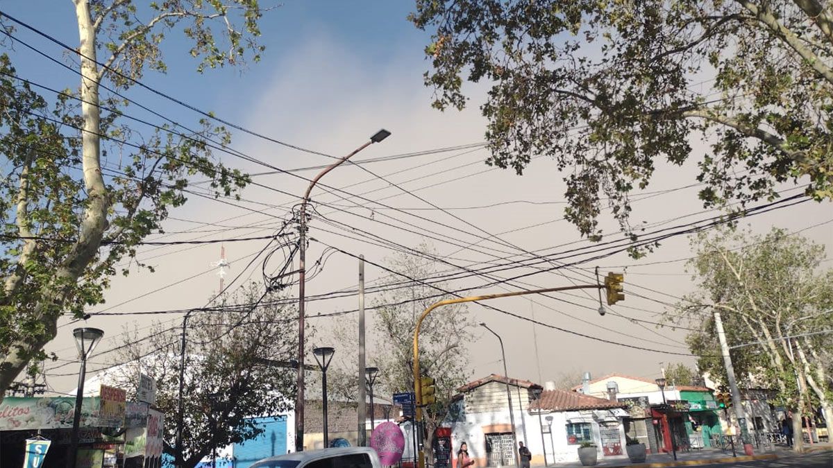 La tierra se apoderó del cielo en esta tarde de miércoles. 