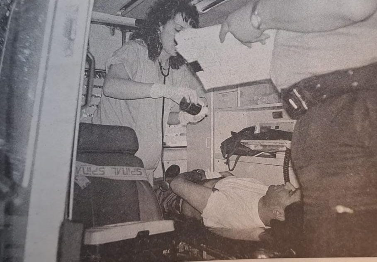 El penitenciario herido es llevado en ambulancia. El penitenciario herido es llevado en ambulancia.