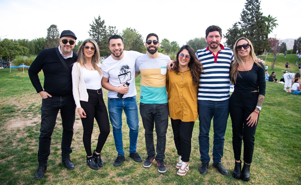 Los colaboradores de DOSSA: Adrián López, Luciana Escudero, Fer Frazzetta. El equipo de marketing de Dalvian: Rodrigo Frías, Daniela Saavedra y otros colaboradores: Emiliano Plana y Cristi Fernández. Los colaboradores de DOSSA: Adrián López, Luciana Escudero, Fer Frazzetta. El equipo de marketing de Dalvian: Rodrigo Frías, Daniela Saavedra y otros colaboradores: Emiliano Plana y Cristi Fernández.