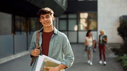 Para recibir la beca debes estar cursando el último año del secundario o primero del universitario.