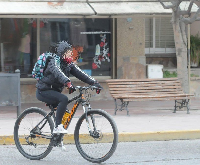 Un ciclista en Maipú fue multado con $9.500 por ir sin casco pero era un error