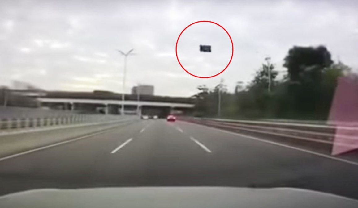 El techo del Tesla se desprendió en plena autopista.