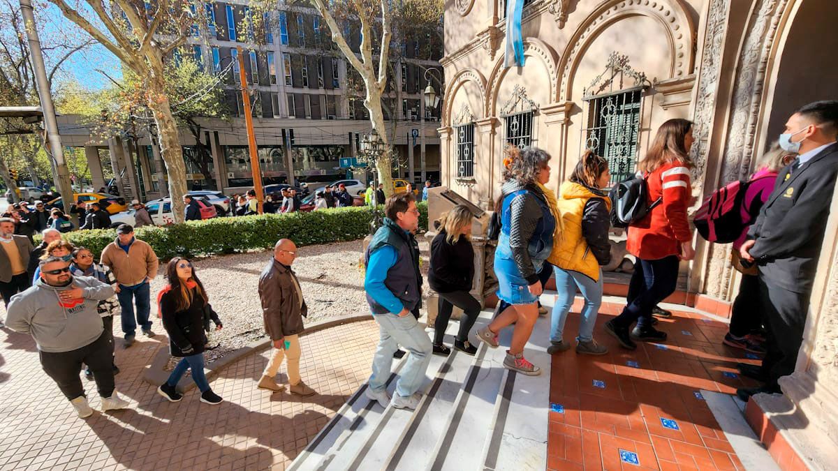 Después de las 10 se abrieron las puertas del Ministerio de Cultura y Turismo para despedir a Marciano Cantero. (Martín Pravata/UNO).