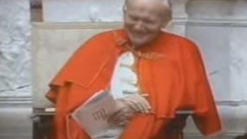 Juan Pablo II, tentado de risa por un payaso: el video que quizás nunca viste