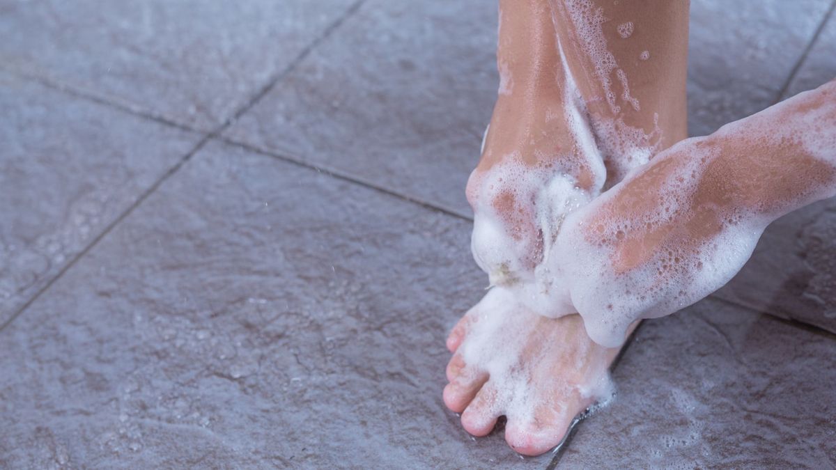 El lavado de pies puede llevarse a cabo con diferentes elementos caseros. El lavado de pies puede llevarse a cabo con diferentes elementos caseros. 