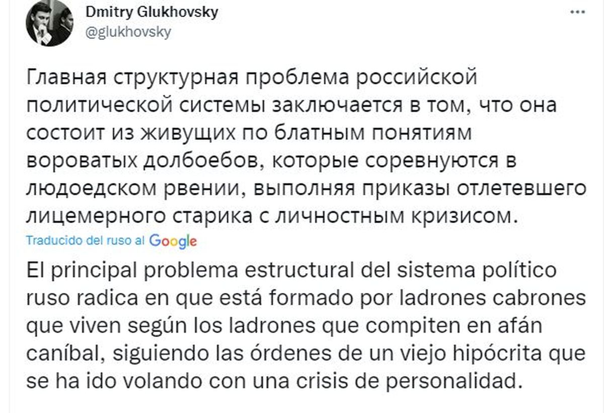 Una de las críticas del escritor ruso, Dmitri Glujovski, en su cuenta de Twitter.