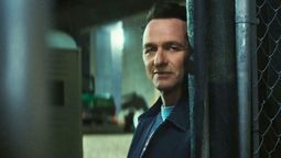 El actor Matthew Rhys interpreta a Nile Jarvis en la serie de Netflix.