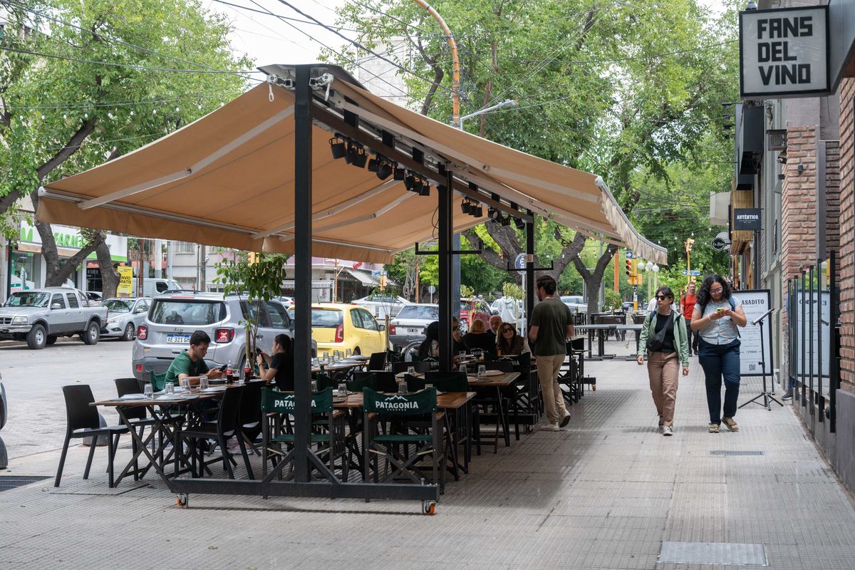 Las obras de calle Sarmiento abarcaron de Belgrano a 25 de Mayo, brindando una estética unificada a los locales gastronómicos. Las obras de calle Sarmiento abarcaron de Belgrano a 25 de Mayo, brindando una estética unificada a los locales gastronómicos.