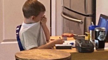 Un niño rompió en llanto porque no entendía una clase virtual