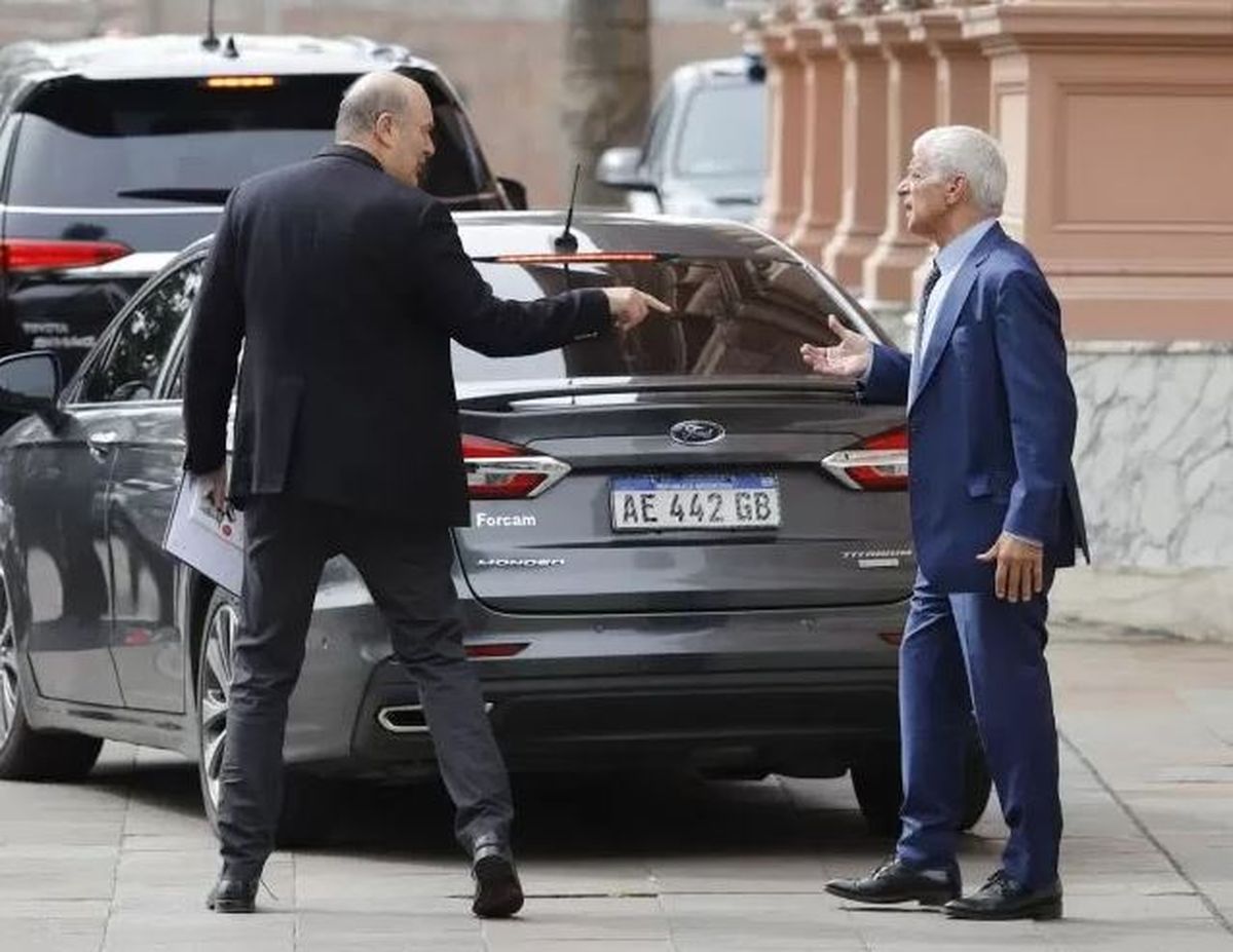 Ministros: Federico Sturzenegger y Mariano C&uacute;neo Libarona en Casa Rosada.