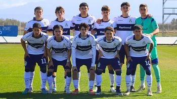 El golazo del hijo Guillermo Barros Schelotto para Gimnasia La Plata frente a Godoy Cruz, en Coquimbito