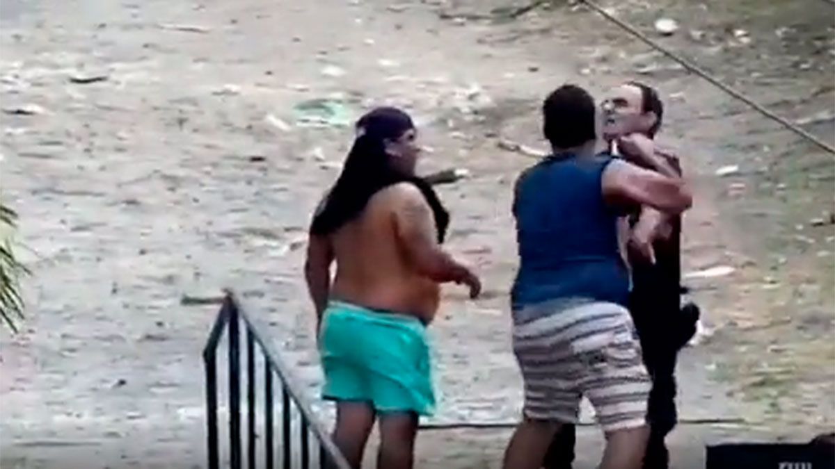 Un hombre chocó contra un camión de basura, se agarró a piñas con el chofer y le fracturó la mandíbula a un policía.