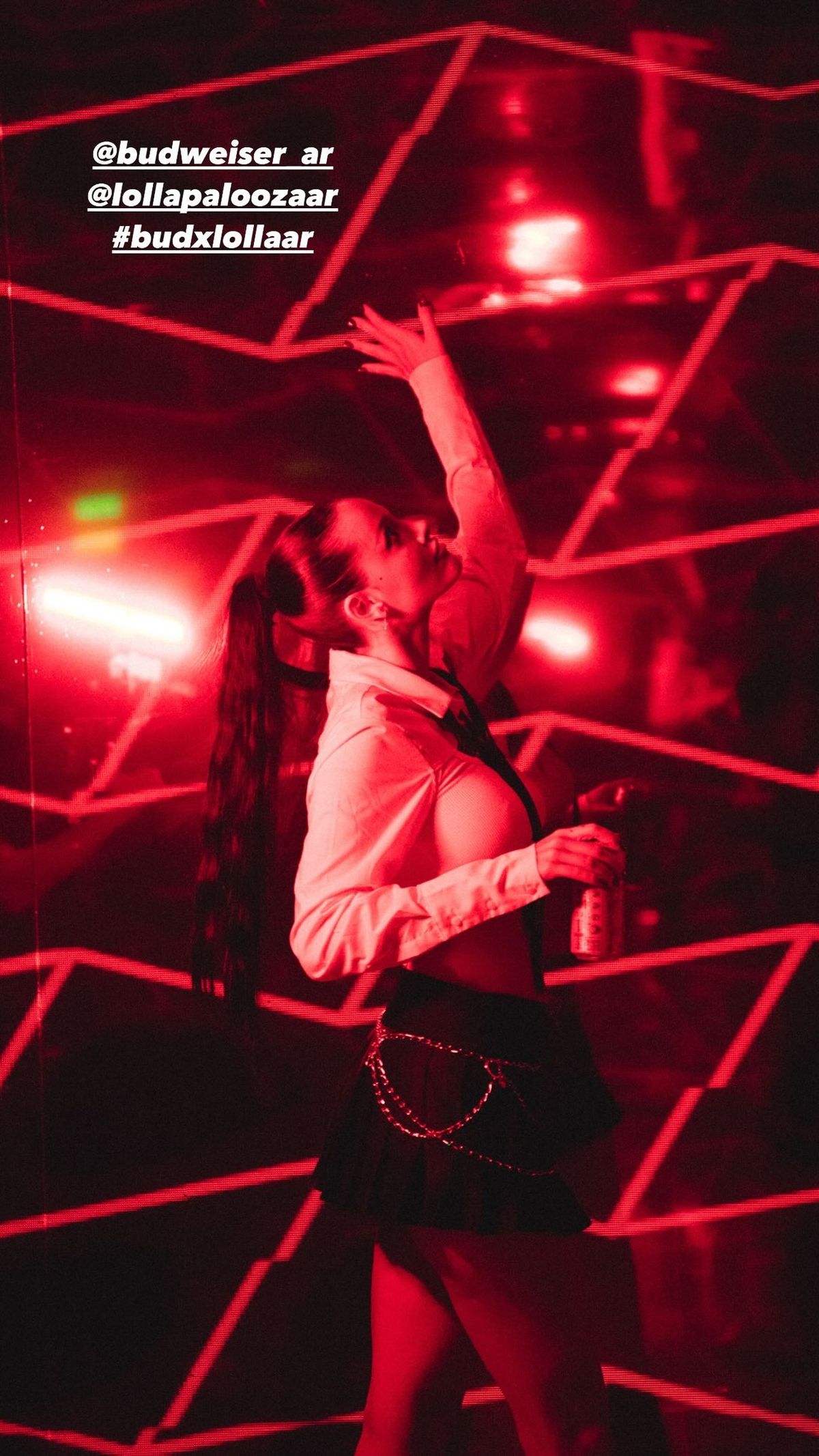 En mini ultra XS, Oriana Sabatini se suma al corporate core y paraliza el Lollapalooza. En mini ultra XS, Oriana Sabatini se suma al corporate core y paraliza el Lollapalooza.