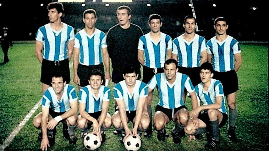 Amadeo Carrizo tuvo su gran momento de gloria en el arco de la Selección argentina durante la disputa de la Copa de las Naciones de Brasil, en 1964, que fue el primer gran logro del fútbol argentino y donde terminó con la valla invicta.