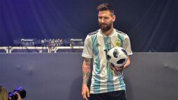 ¡Juntos y a la par! Messi presentó al balón de Rusia 2018