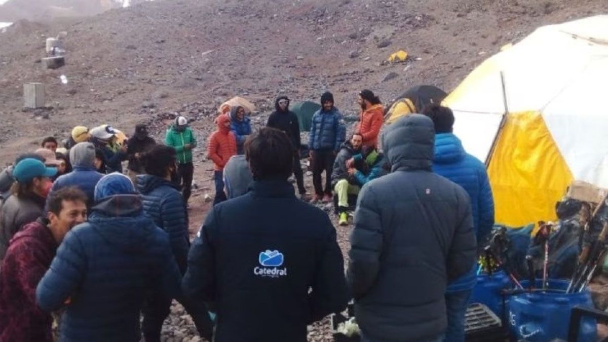 Los porteadores mantuvieron asambleas en Plaza de Mulas, donde exigieron mejores condiciones salariales.