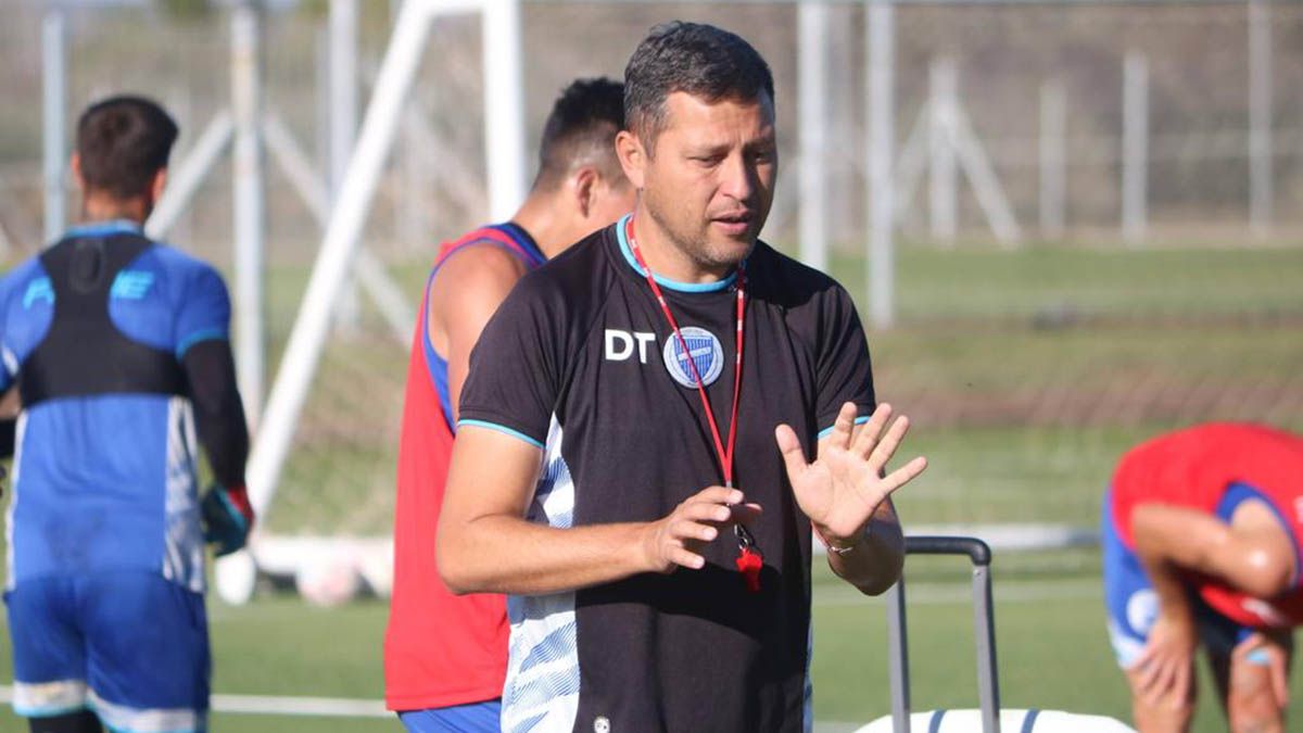Diego Flores hará dos cambios para jugar ante Estudiantes en el Malvinas Argentinas.
