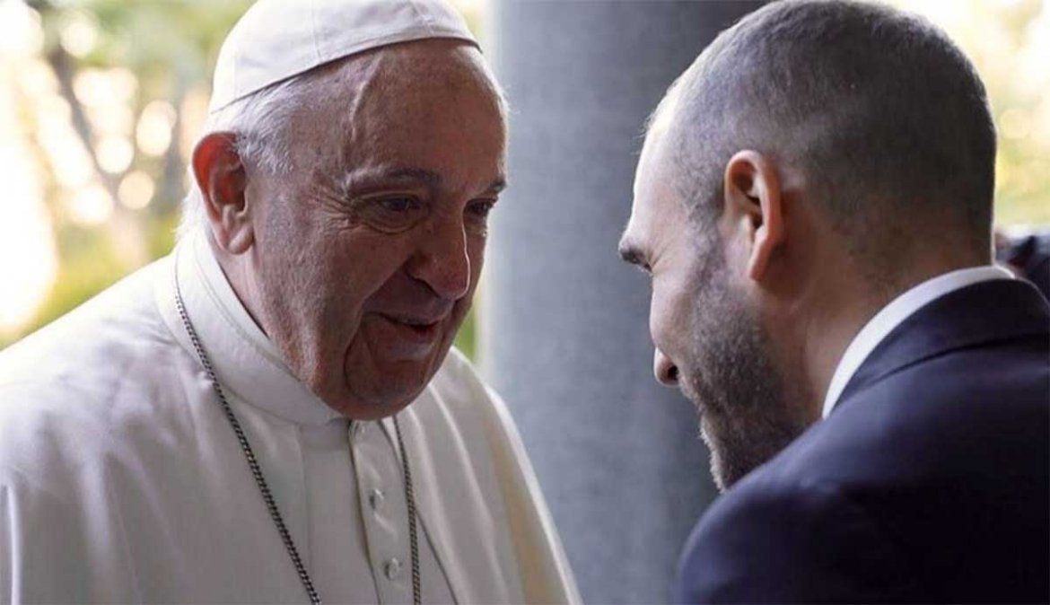 Martín Guzmán, ministro de Economía, se reunió con el papa Francisco en el Vaticano, buscando apoyos para la restructuración de la deuda con el FMI.