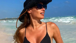 Pampita no da tregua: mojada, vestido al desnudo y colaless.
