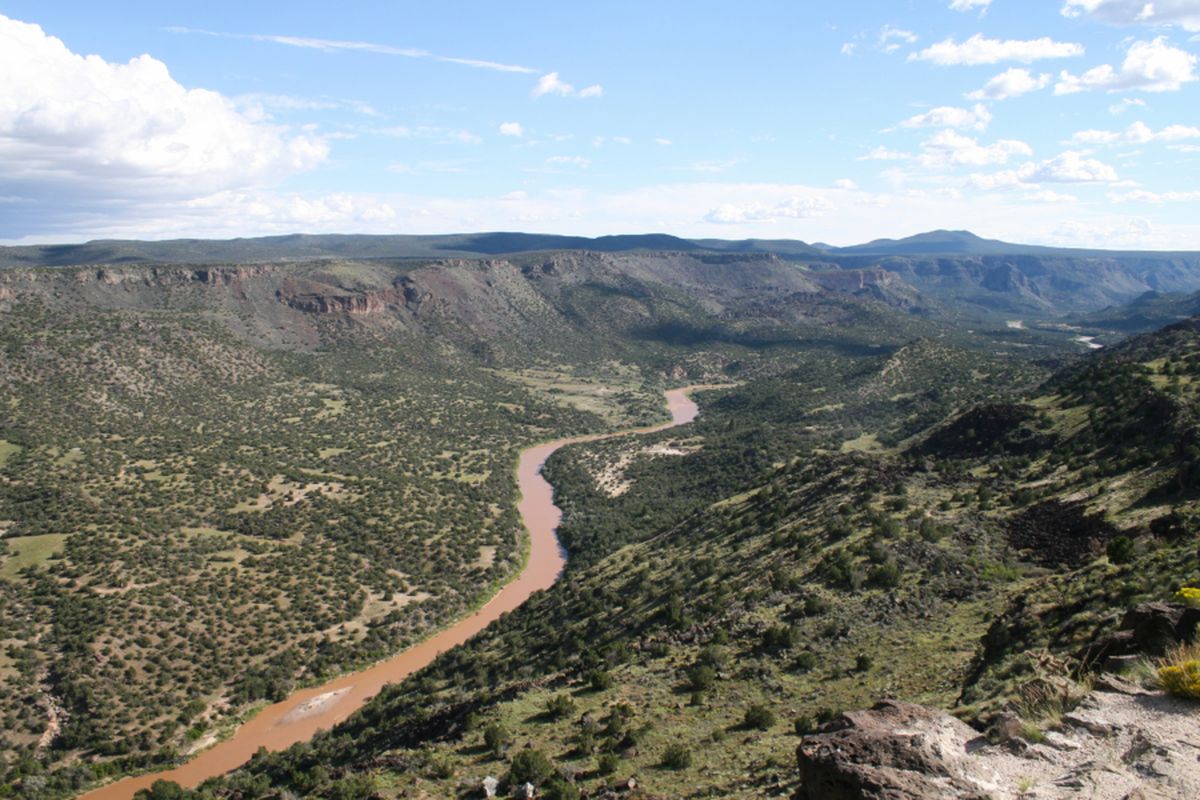 El río es llamado Río Bravo o Río Grande, dependiendo de qué país lo nombra. Llega hasta el Golfo de México. El río es llamado Río Bravo o Río Grande, dependiendo de qué país lo nombra. Llega hasta el Golfo de México. 