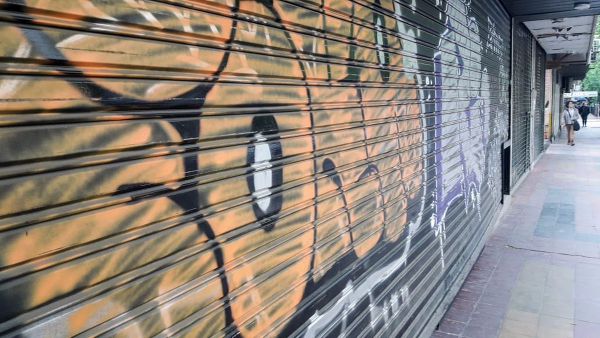 Embestida contra las persiana metálicas de los comercios de la calle San Martín. Cuadras enteras pintadas con estos brulotes. Embestida contra las persiana metálicas de los comercios de la calle San Martín. Cuadras enteras pintadas con estos brulotes.