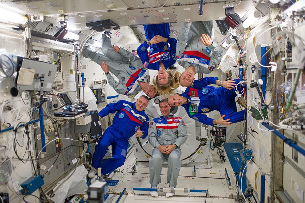 Los astronautas llegan a pasar meses fuera de la Tierra. Los astronautas llegan a pasar meses fuera de la Tierra.