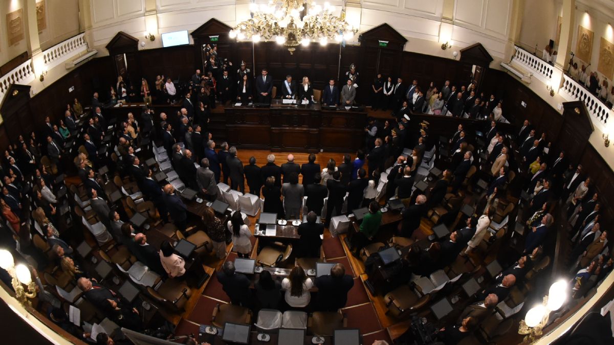 Una vez más, las sesiones ordinarias de la Legislatura de Mendoza comenzarán el 1 de mayo. Alfredo Cornejo brindará su discurso anual. Una vez más, las sesiones ordinarias de la Legislatura de Mendoza comenzarán el 1 de mayo. Alfredo Cornejo brindará su discurso anual.