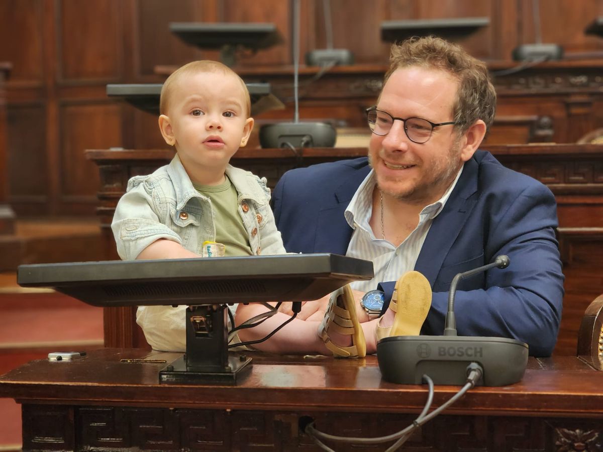 Lucas Ilardo en su despedida de la Legislatura llevó a su pequeña hija Alina, una de las razones por las que eligió no ser candidato a nada ni buscar renovar su mandato como senador provincial. Lucas Ilardo en su despedida de la Legislatura llevó a su pequeña hija Alina, una de las razones por las que eligió no ser candidato a nada ni buscar renovar su mandato como senador provincial.
