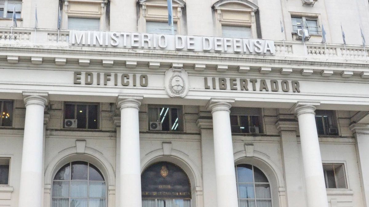 En la sede del Ministerio de Defensa se tomarán los exámenes a los empleados estatales la semana próxima. En la sede del Ministerio de Defensa se tomarán los exámenes a los empleados estatales la semana próxima.