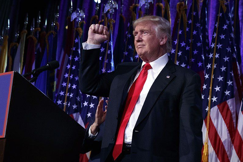 Donald Trump dice que algunas partes del muro con México podrían ser vallas