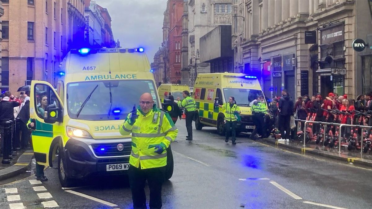 Varios hinchas del Liverpool fueron atropellados por un automóvil.