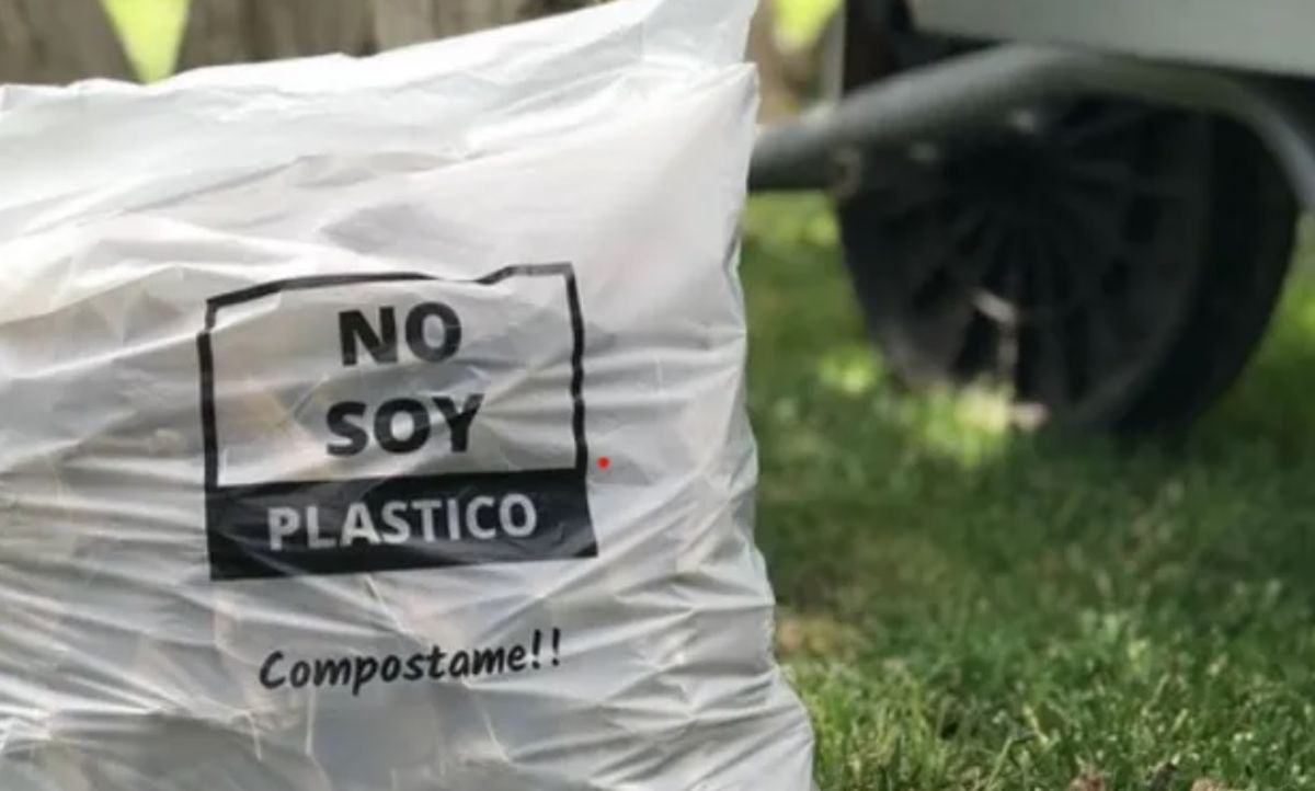 Las bolsas compostables son aptas para introducirlas en un compost porque se degradan al mismo tiempo que los desechos orgánicos. Las bolsas compostables son aptas para introducirlas en un compost porque se degradan al mismo tiempo que los desechos orgánicos.