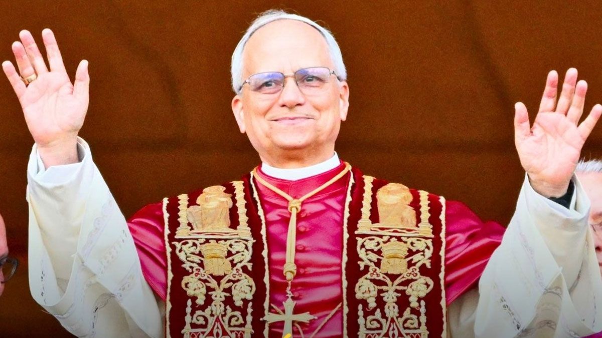 El nuevo papa es León XIV. Saludó emocionado desde el mítico balcón de la Basílica San Pedro. 