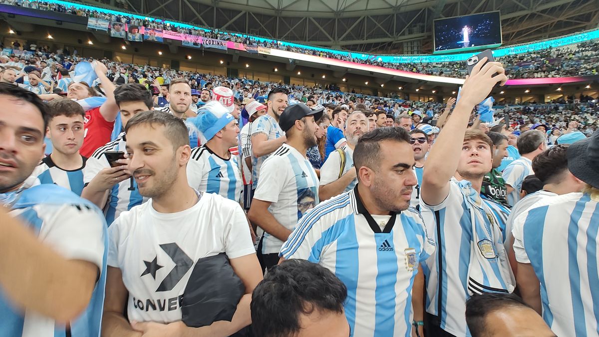Los hiinchas argentinos en el estadio Lusail.