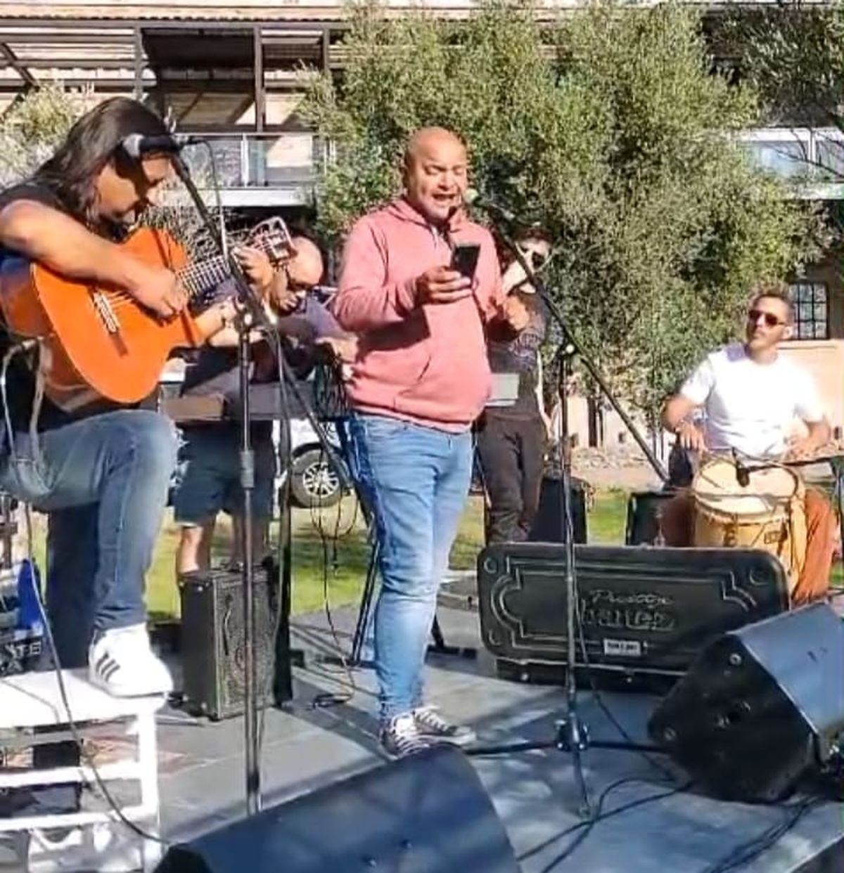 El dúo Los Chimeno actuando con el chef Lucas Bustos tocando el bombo. El dúo Los Chimeno actuando con el chef Lucas Bustos tocando el bombo.