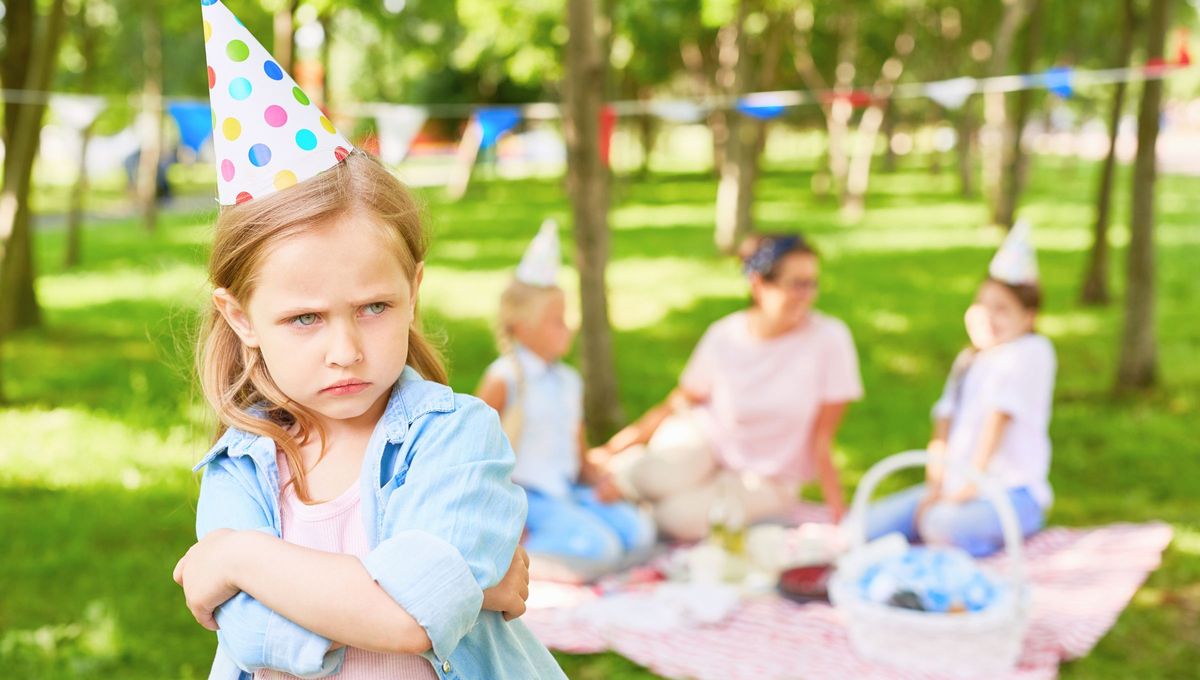 El verde es el color más claramente asociado con la envidia y los celos, tanto por metáforas lingüísticas universales como por estudios psicológicos transnacionales. El verde es el color más claramente asociado con la envidia y los celos, tanto por metáforas lingüísticas universales como por estudios psicológicos transnacionales.