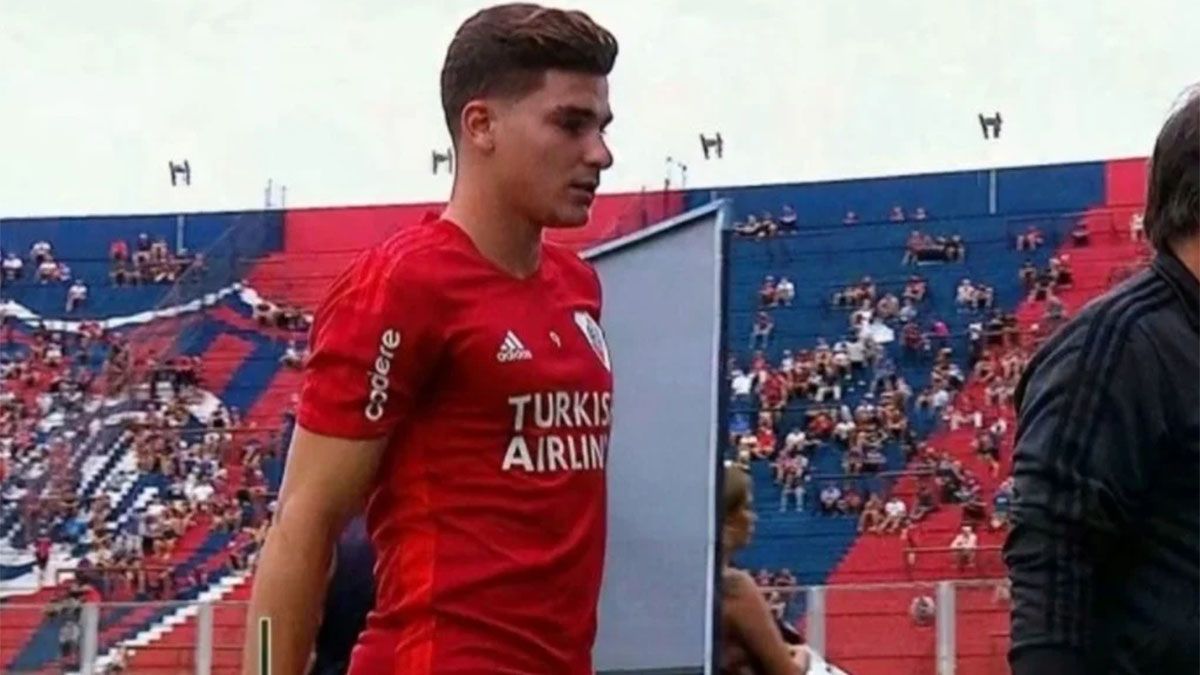 Julián Álvarez se fue muy angustiado de la cancha.
