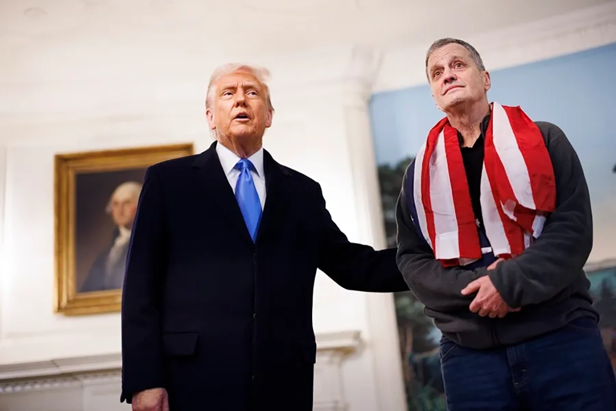 El presidente Donald Trump dio la bienvenida a Mark Fogel, quien fue liberado de prisión en Rusia. Crédito: EFE/EPA/Aaron Schwartz/POOL.